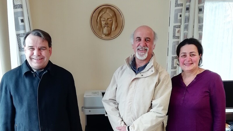 Pfarrer Josef Gallmeier (v.l.) dankt dem aus Syrien stammenden Künstlerehepaar Akram Wahbi und Saosan Khir für das Jesus-Relief, das im Pfarrbüro von Arnbruck einen würdigen Platz fand.
