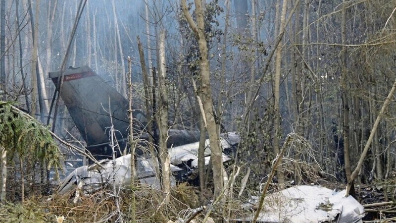 Das Heckleitwerk der abgestürzten F-16 liegt im Wald bei Engelmannsreuth.