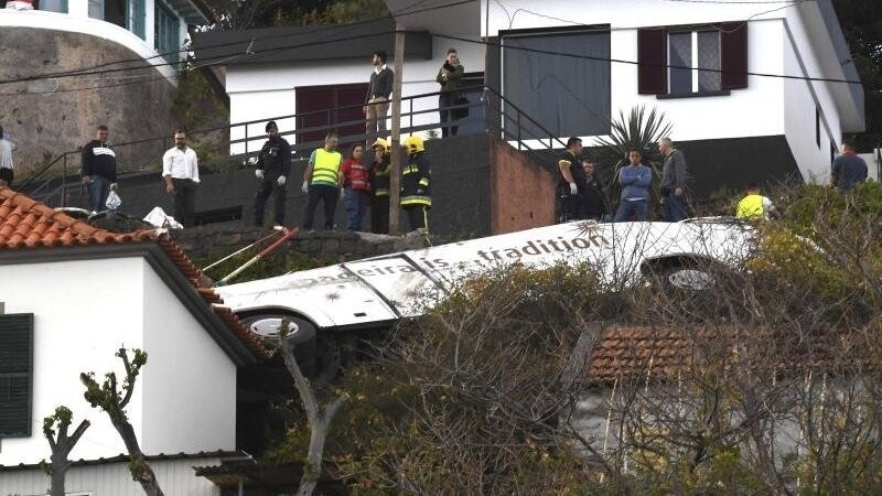 Rettungskräfte sind nach einem schweren Busunglück auf der portugiesischen Ferieninsel Madeira im Einsatz.