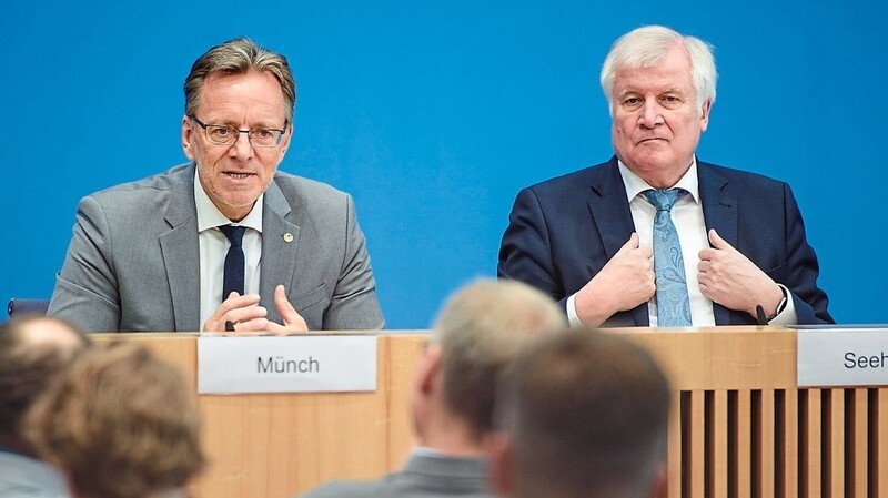 Bundesinnenminister Horst Seehofer (r.) warnt vor kriminellen Parallelgesellschaften, die es in Deutschland nicht geben dürfe.