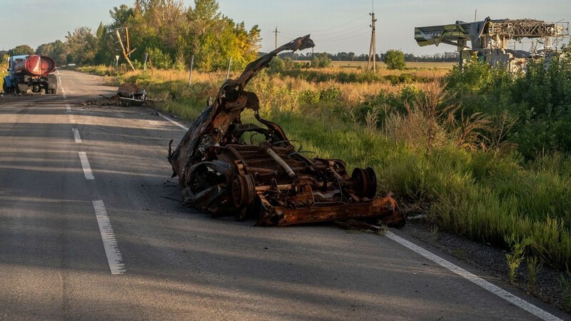 Zerstörte Fahrzeuge stehen auf einer Straße in der Region Charkiw.