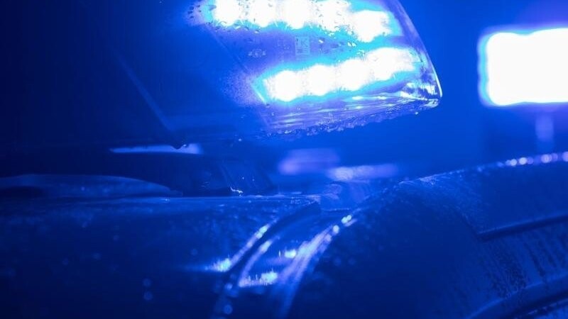 Die Polizei sucht nach einem Mann, der einen 30-Jährigen in Deggendorf mit einer Flasche geschlagen haben soll (Symbolbild).