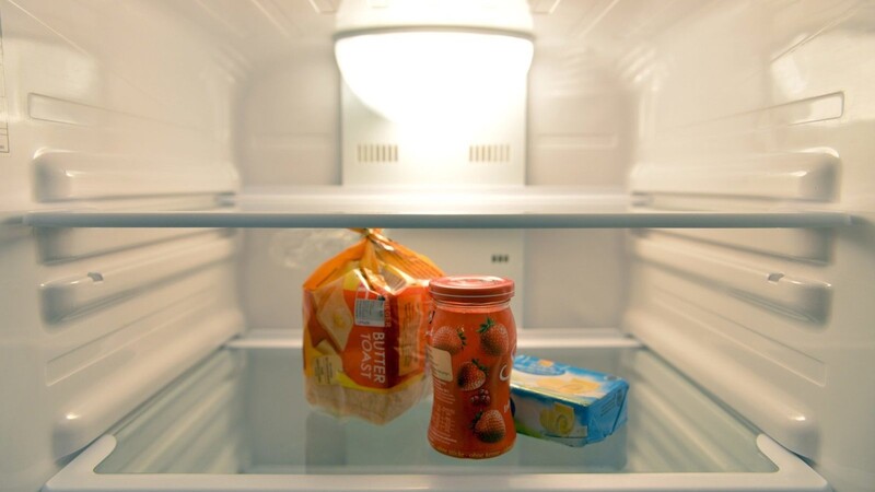 Im Kühlschrank sieht es düster aus, wenn die Eltern ihn nicht befüllen.