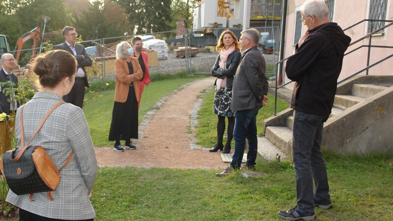 Mitglieder des Kulturausschusses besichtigten im Anschluss an die Sitzung unter anderem den Pfarrhof Altenthann (Foto, mit Landrätin Tanja Schweiger, 3. von rechts), um sich ein Bild des wichtigsten Projektes der Kulturachse Ost zu machen.