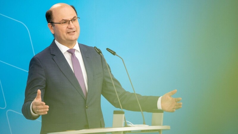 Bayerns Finanzminister Albert Füracker (CSU) spricht bei einer Pressekonferenz.