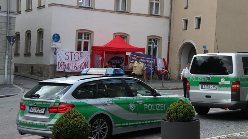 Die Zufahrt zum Pfarrheim St. Emmeram in Regensburg ist nicht mehr versperrt. Die Flüchtlinge haben ihren Hungerstreik unterbrochen.