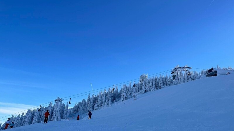 Am Freitagvormittag hat sich am Großen Arber ein Skiunfall ereignet. (Symbolbild)