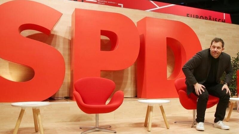"Eine Union, deren Spitzenkräfte Karliczek, Altmaier und Scheuer heißen, eine solche Union sollte nicht in der Regierung sein", befindet Generalsekretär Lars Klingbeil auf dem SPD-Parteitag.