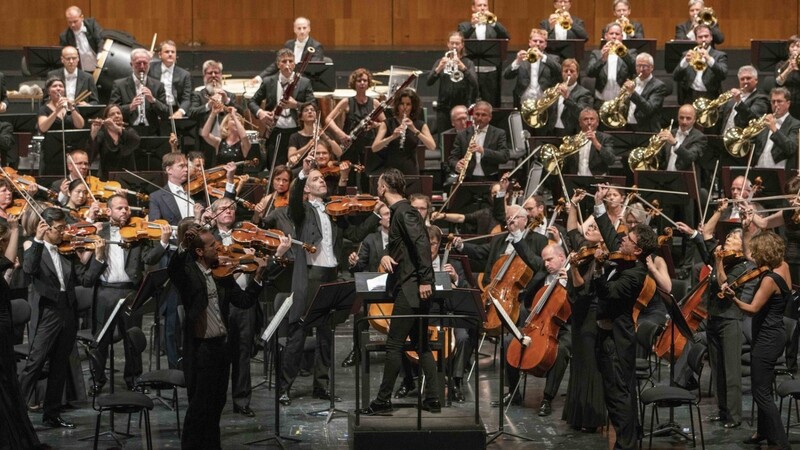 Da pustet einen das Blech weg: Teodor Currentzis und das entfesselt im Stehen spielende SWR-Symphonieorchester