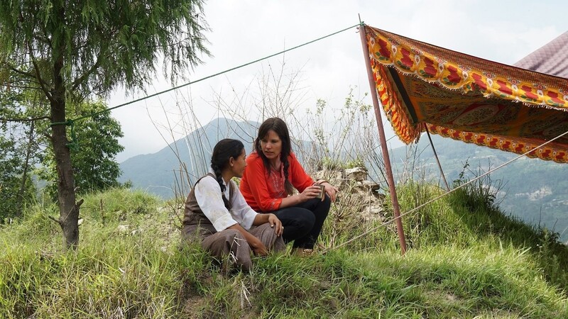 Alexa Schaegner spricht mit einer nepalesischen Kooperationspartnerin.