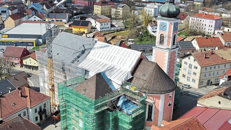 Seit einem Jahr wird die Stadtpfarrkirche saniert. Derzeit erfolgt die Instandsetzung des Dachstuhls im Bereich der Vierung (unterhalb der weißen Dachplane).