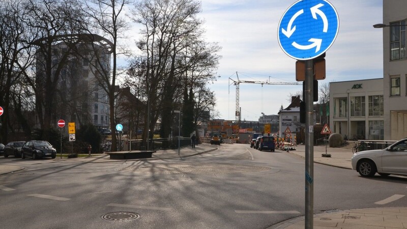Der Kreisverkehr Jahnplatz wird ab Montagmorgen wegen Bauarbeiten für den Verkehr gesperrt.