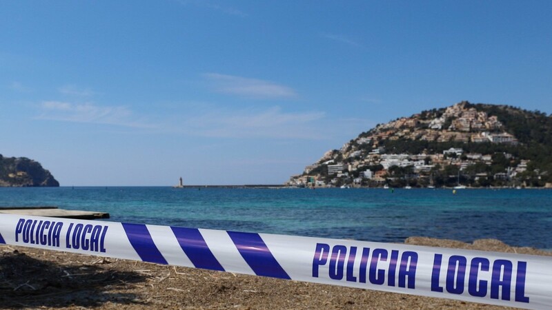 Die mallorquinische Polizei hat den Strand bei Port Andratx gesperrt, allerdings nicht wegen eines Mordes, sondern wegen Corona.