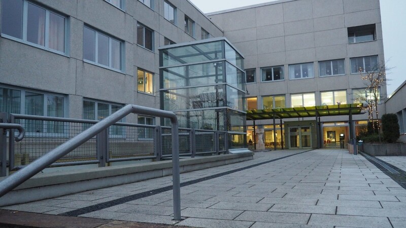 Über das Wochenende wurden mehrere Corona-Fälle in der Klinik Mallersdorf bekannt (Archivbild).