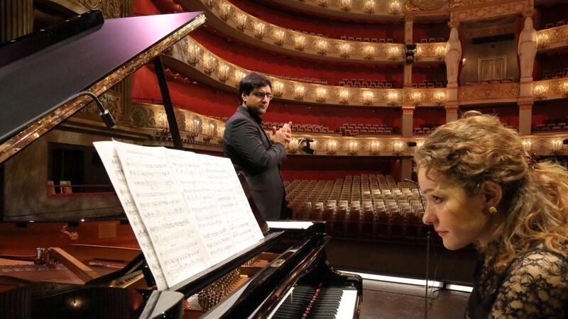 Bass-Bariton Milan Siljanov und Pianistin Nino Chokhonelidze beim Montagskonzert - natürlich vor leeren Rängen.