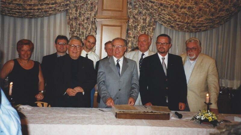 Ein Bild aus den Anfangstagen, als die ersten Kontakte zu San Vito geknüpft wurden: der Bürgermeister von San Vito, Dr. Carlo Traballi (2. v. r.), Bürgermeister Josef Sehofer (Mitte) sowie kommunale und kirchliche Repräsentanten aus beiden Kommunen.