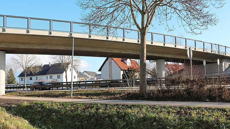 Schon jetzt befahrbar, ab Montag dann offiziell frei: die Brücke zwischen Schinderstraßl und Gustl-Waldau-Straße.