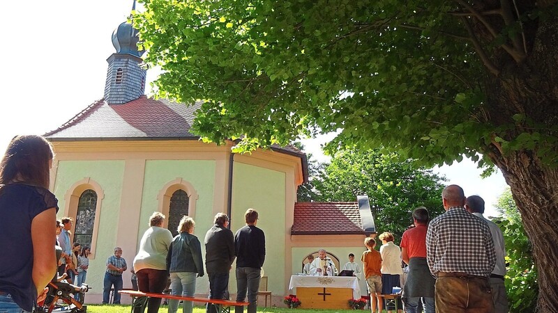 Viele Gläubige kamen zur Antoniuskirche und gruppierten sich familienweise um das Kirchlein.
