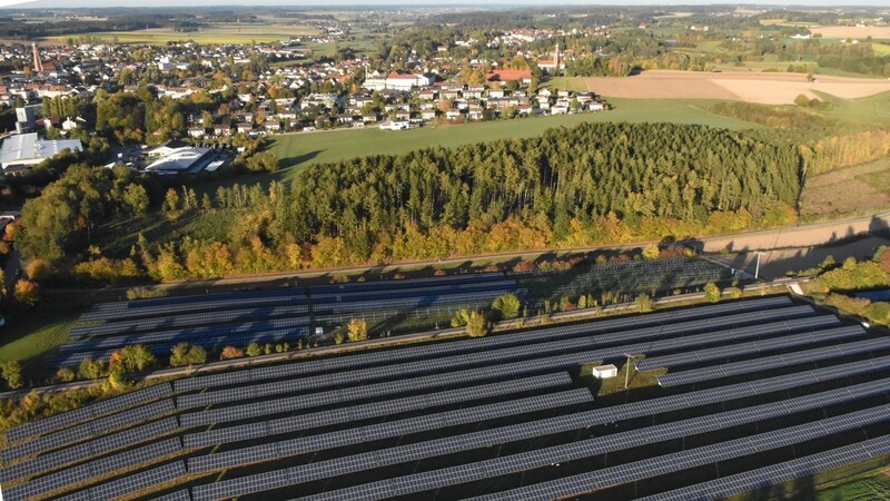 Das Bild zeigt den Bürger-Solarpark, der sich zwischen der B 299 und Thalham erstreckt.