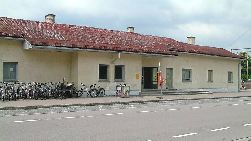 Das Bahnhofsgebäude steht immer noch, aber vielleicht doch nicht mehr lange.