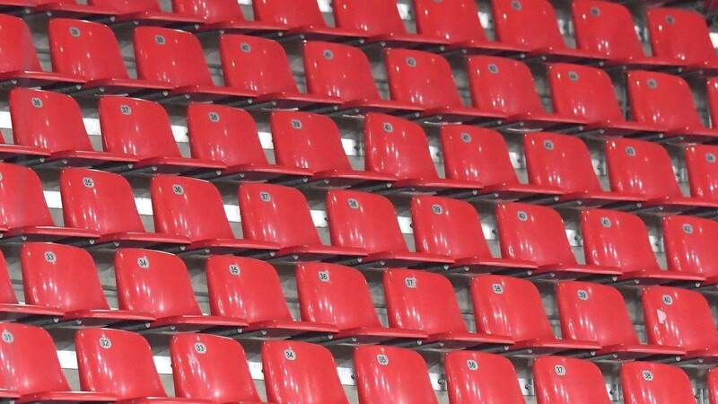 Die Sitze im Regensburger Jahnstadion bleiben beim Heimspiel gegen Kiel leer.