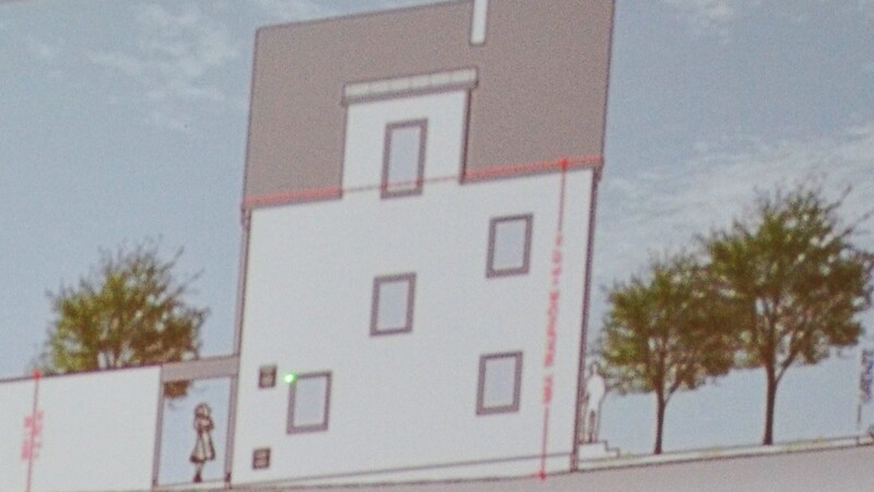 Die Ostansicht auf das geplante Wohnhaus in der Schlesischen Straße mit der Fensterfront, die im Zusammenhang mit dem Radlunterstellplatz der Grundschule zu beachten sein wird.