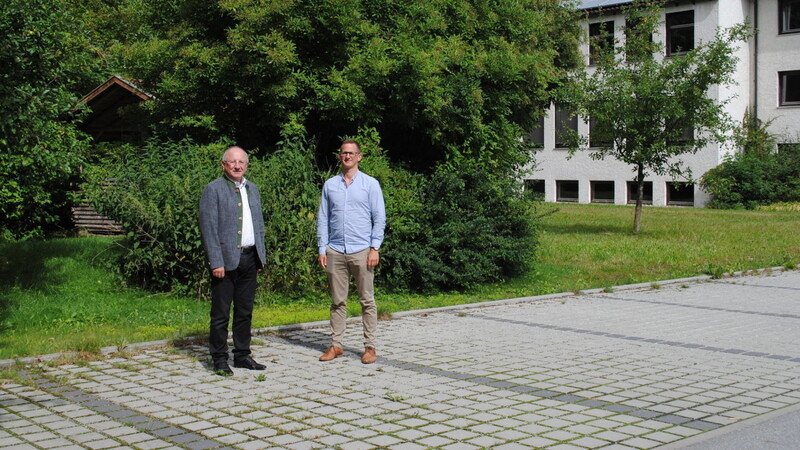 Alois Wanninger (l.), der Leiter der Stadtwerke, und Projektleiter Patrick Edenhofer auf dem Parkplatz hinter dem AELF. Genau hier soll die Hackschnitzelheizung gebaut werden.