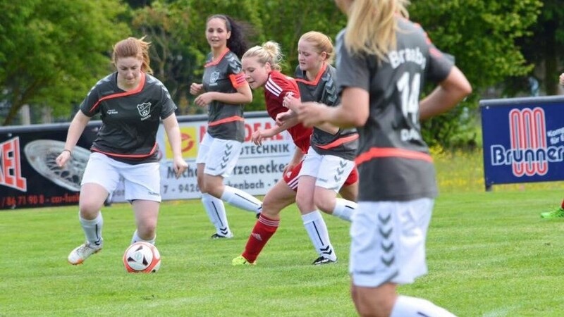 Für die Prackenbacher Fußballerinnen - hier in Grau - geht es am Samstag um die Meisterschaft in der Freizeitliga Nord.