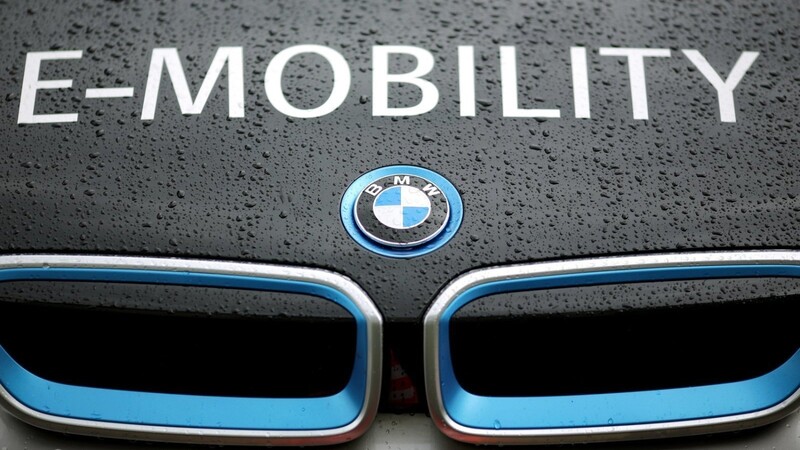 Der Autobauer BMW verwendet für die Produktion seiner neuen Elektromodelle regionalen Grünstrom aus Wasserkraft (Symbolbild).