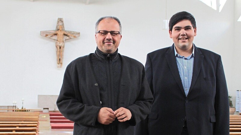 Ramon Rodriguez wird ein Jahr lang seine Praktikumszeit in der Pfarrei Roding verbringen. Auf die Zusammenarbeit mit seinem Chef Holger Kruschina und die Gespräche mit den Gläubigen freut sich der 25-Jährige bereits jetzt.