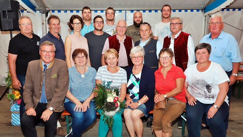 Der neue Vorstand der Dorfgemeinschaft Peigen wurde mit Franz Schott und Martin Limmer an ihrer Spitze auf zwei Jahre gewählt.