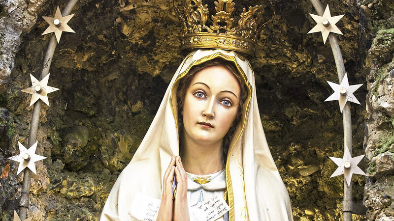 Menschen auf der ganzen Welt beten zu Maria.