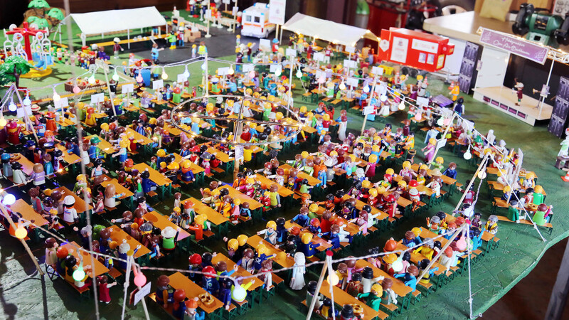 Mit mehr als 300 Playmobil-Figuren ist der Mini-Festplatz bevölkert.