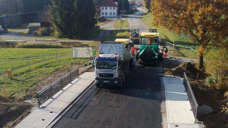 Noch am Montag wurde asphaltiert, schon am Freitag soll die Brücke bei Geisenhausen wieder für den Verkehr freigegeben werden.