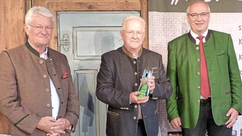 Eine hohe Auszeichnung erhielt Paul Windschüttl (Mitte) von Landrat Franz Löffler (rechts) überreicht. Theo Zellner hob in seiner Laudatio Windschüttls musikalisches Wirken hervor.