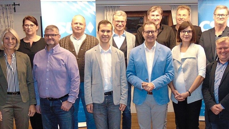 Zwölf der über 40 CSU-Neuaufnahmen zusammen mit den Mandatsträgern und Funktionären. In der Mitte im blauen Jackett steht Generalsekretär Martin Huber, schräg links dahinter Landrat Bernd Sibler.