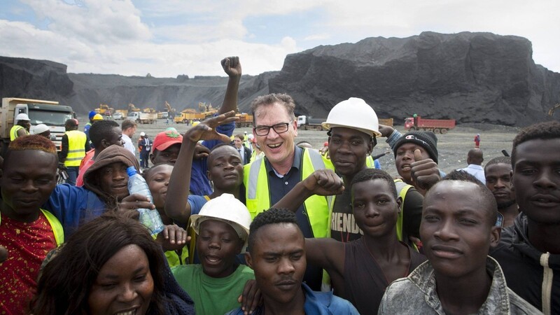 Häufig auf Dienstreise in Afrika: Bundesentwicklungsminister Gerd Müller (CSU) inmitten einer Gruppe von Minenarbeitern im ostafrikanischen Sambia.