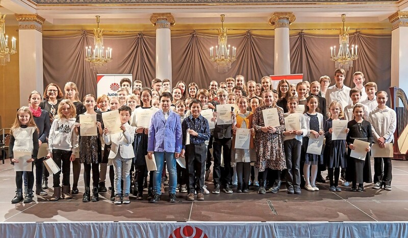 Stolze Gesichter: Die Preisträger des Regionalwettbewerbs von Jugend musiziert in Regensburg. 