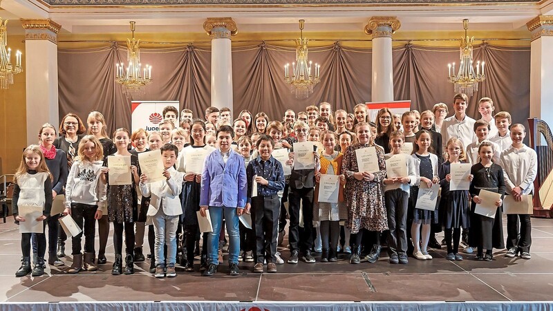 Stolze Gesichter: Die Preisträger des Regionalwettbewerbs von Jugend musiziert in Regensburg.