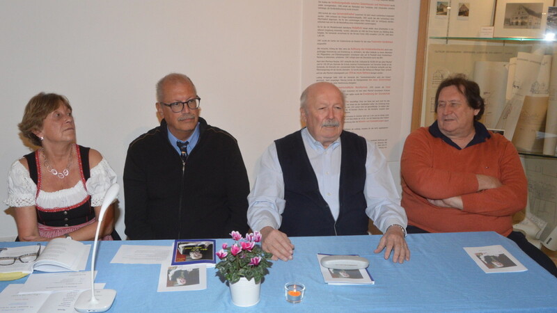 Bei der Buchvorstellung sprachen und lasen Dagmar Oberschwendtner, Dieter Lettl, Herausgeber Konrad Frank und Druckereibesitzer Nikolaus Wittmann (von links).
