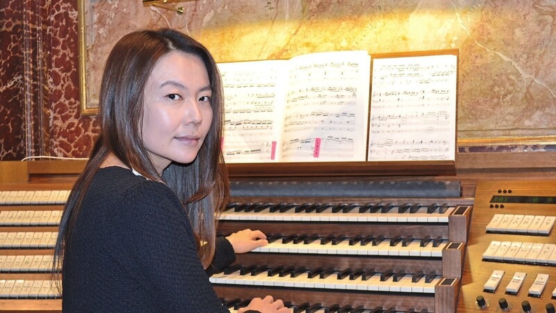 Jeni Böhm liebt Musik. Sie spielt Klavier, seit sie fünf Jahre alt ist. Jetzt ist sie professionelle Kirchenmusikerin.