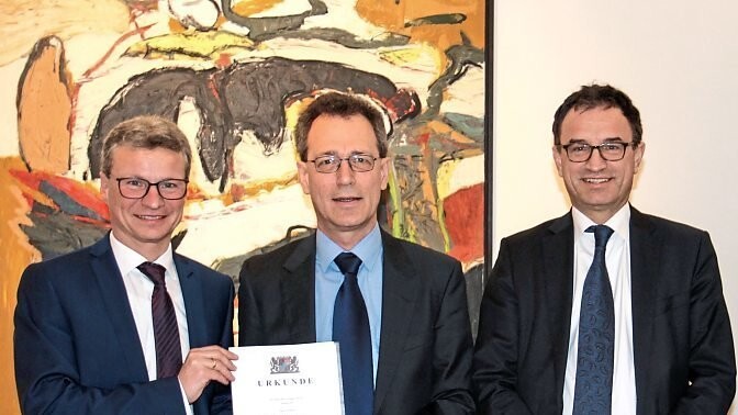 Wissenschaftsminister Bernd Sibler (l.) überreicht Prof. Dr. Fritz Pörnbacher die Ernennungsurkunde.