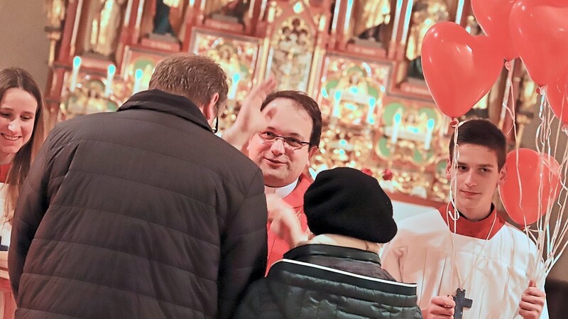 Pfarrer Jürgen Josef Eckl segnete Paare zum Valentinstag.