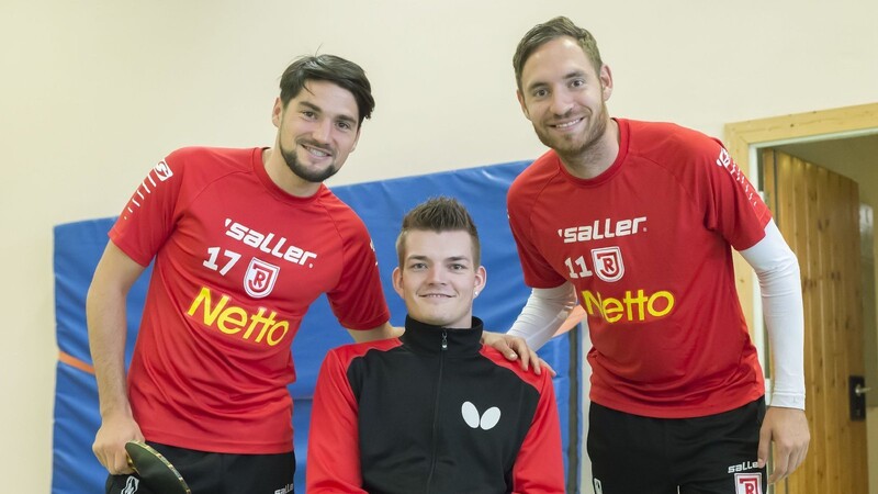 Rollstuhltischtennis-Ass Tom Schmidberger (Mitte) mit den beiden Jahn-Profis Oliver Hein (links) und Markus Ziereis.