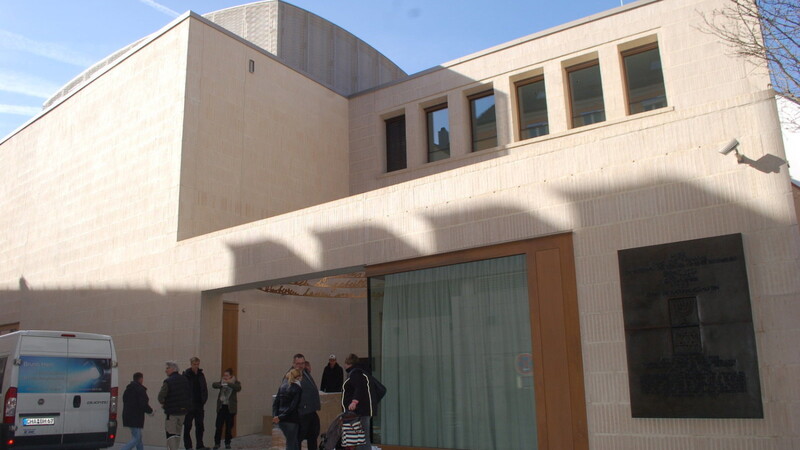 Die neue Synagoge liegt im Herzen der Altstadt, nicht weit entfernt vom Dom.