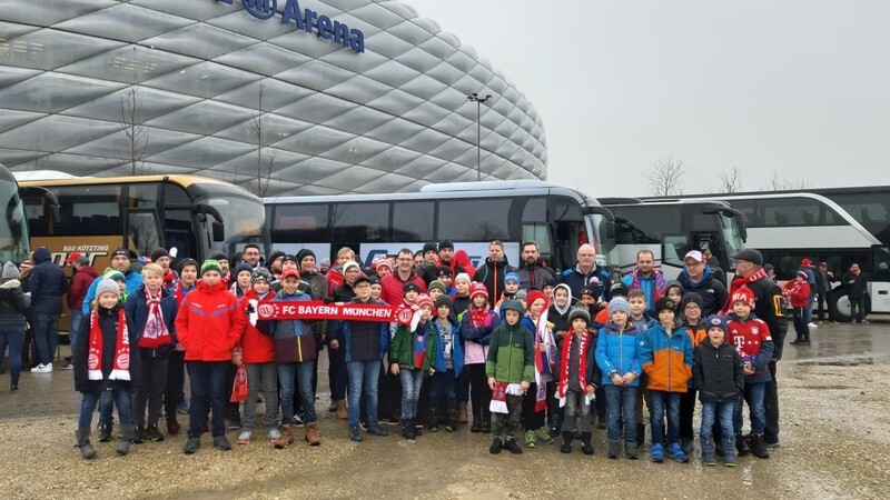 Die Reisegruppe vor der Allianz Arena.