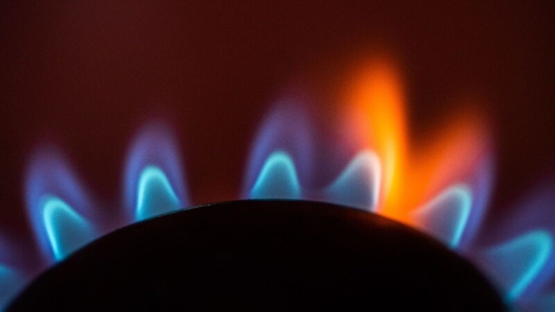 Die Flamme eines Gasherdes brennt in einer Küche - und soll möglichst auch im kommenden Jahr noch brennen können.