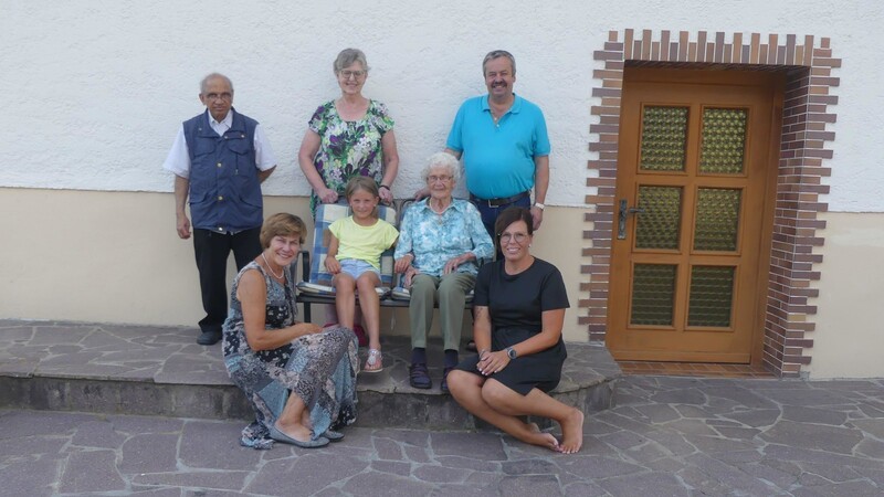 Maria Meidinger mit Bürgermeister Aumeier (re.), Pater John (li.) und Familienangehörigen, darunter die Urenkelin Maja