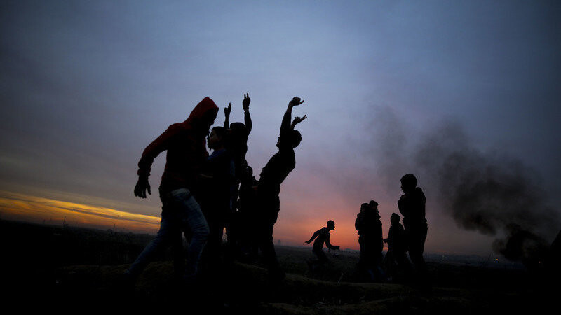 Demonstranten protestieren in Gaza-Stadt im Gazastreifen an der israelischen Grenze.