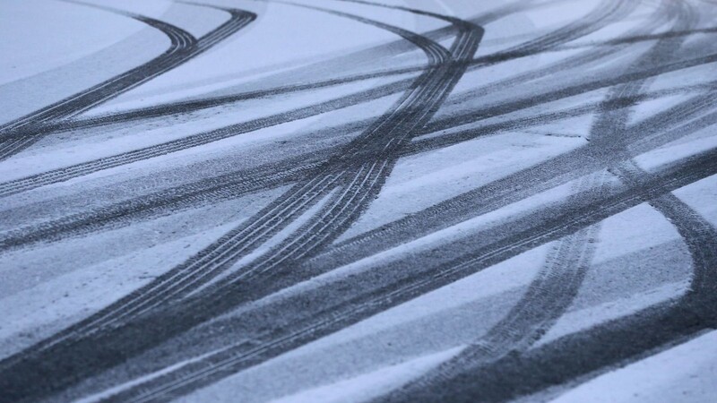 Die schneeglatte Straße wurde dem Autofahrer zum Verhängnis, aber ein Räumfahrzeug verhinderte Schlimmeres. (Symbolbild)